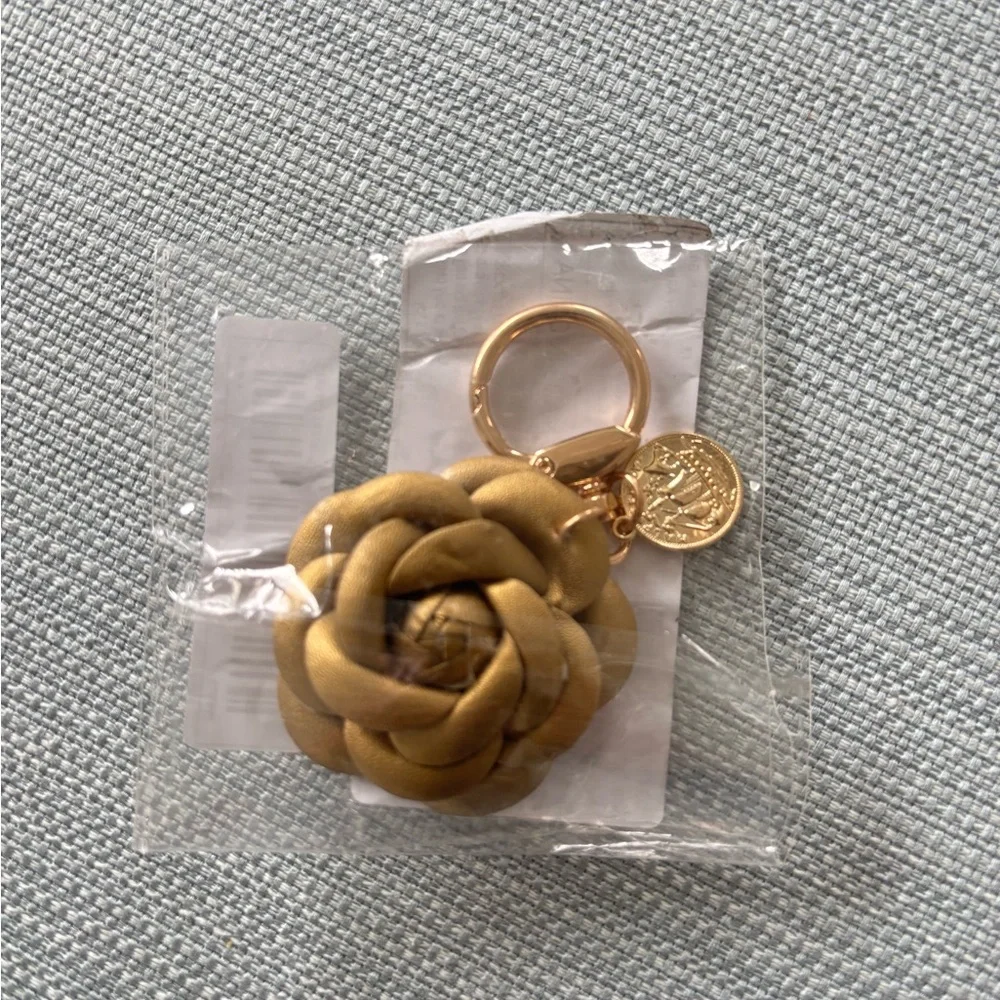 Handmade Gold Flower Keychain - Picture 3 of 3